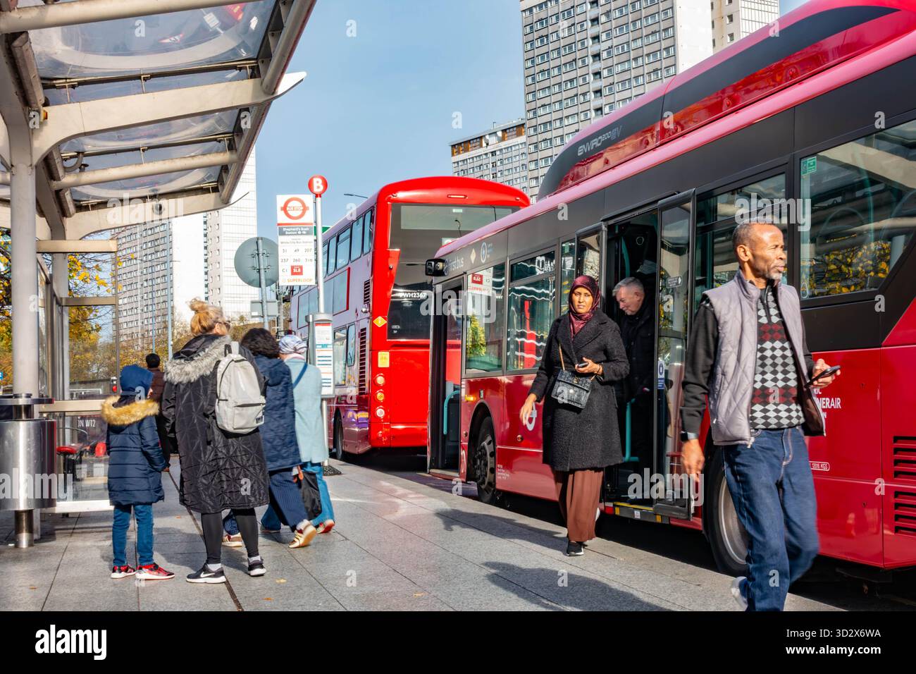 Les passagers débarquent d'un bus rouge de Londres à Shepherds Bush, Londres. Banque D'Images
