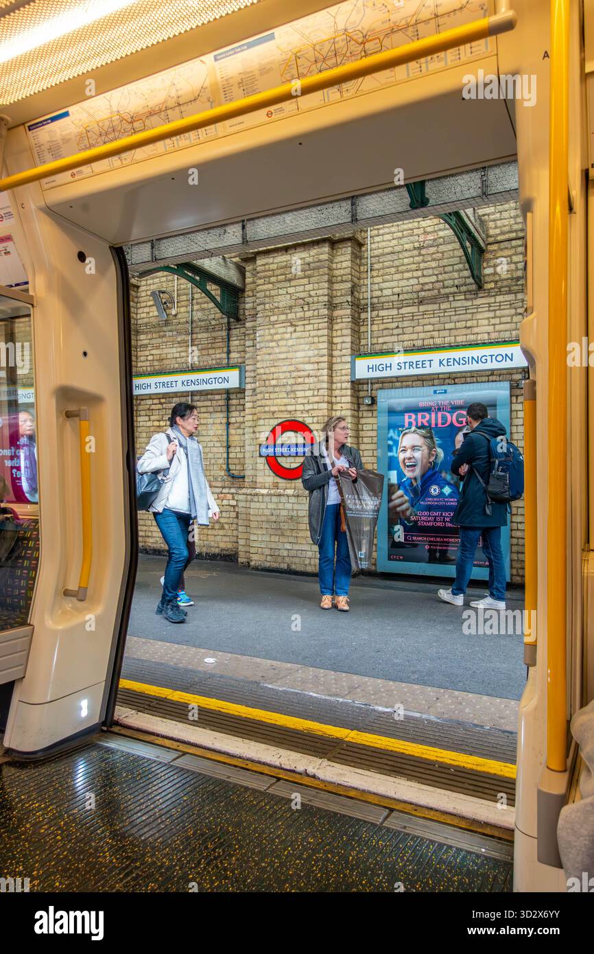 Regardant à travers les portes ouvertes d'un train Circle Line London Underground en s'arrêtant au quai de High Street Kensington Banque D'Images