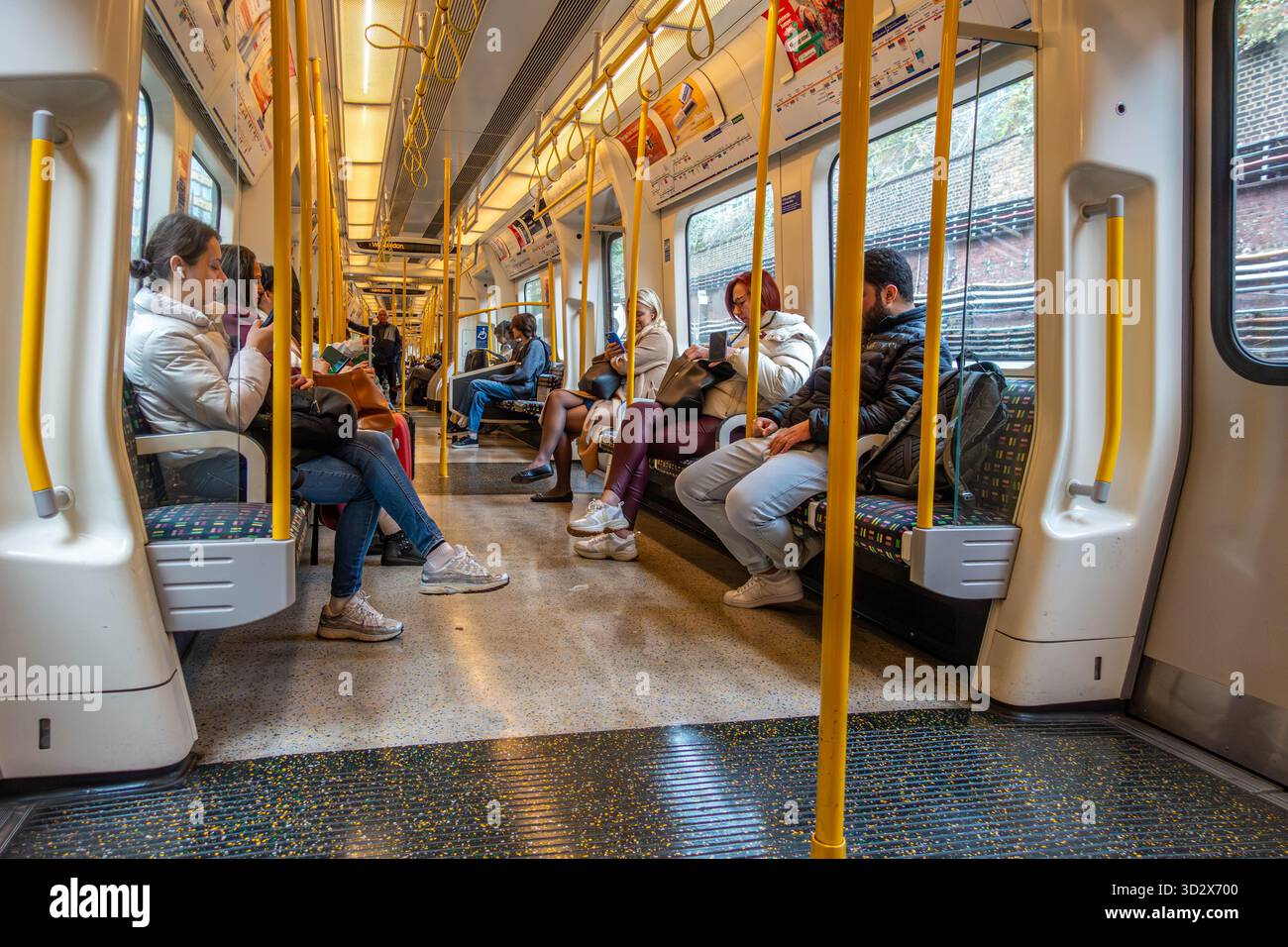 Passagers d'un train Circle Line London Underground à Londres, Royaume-Uni Banque D'Images