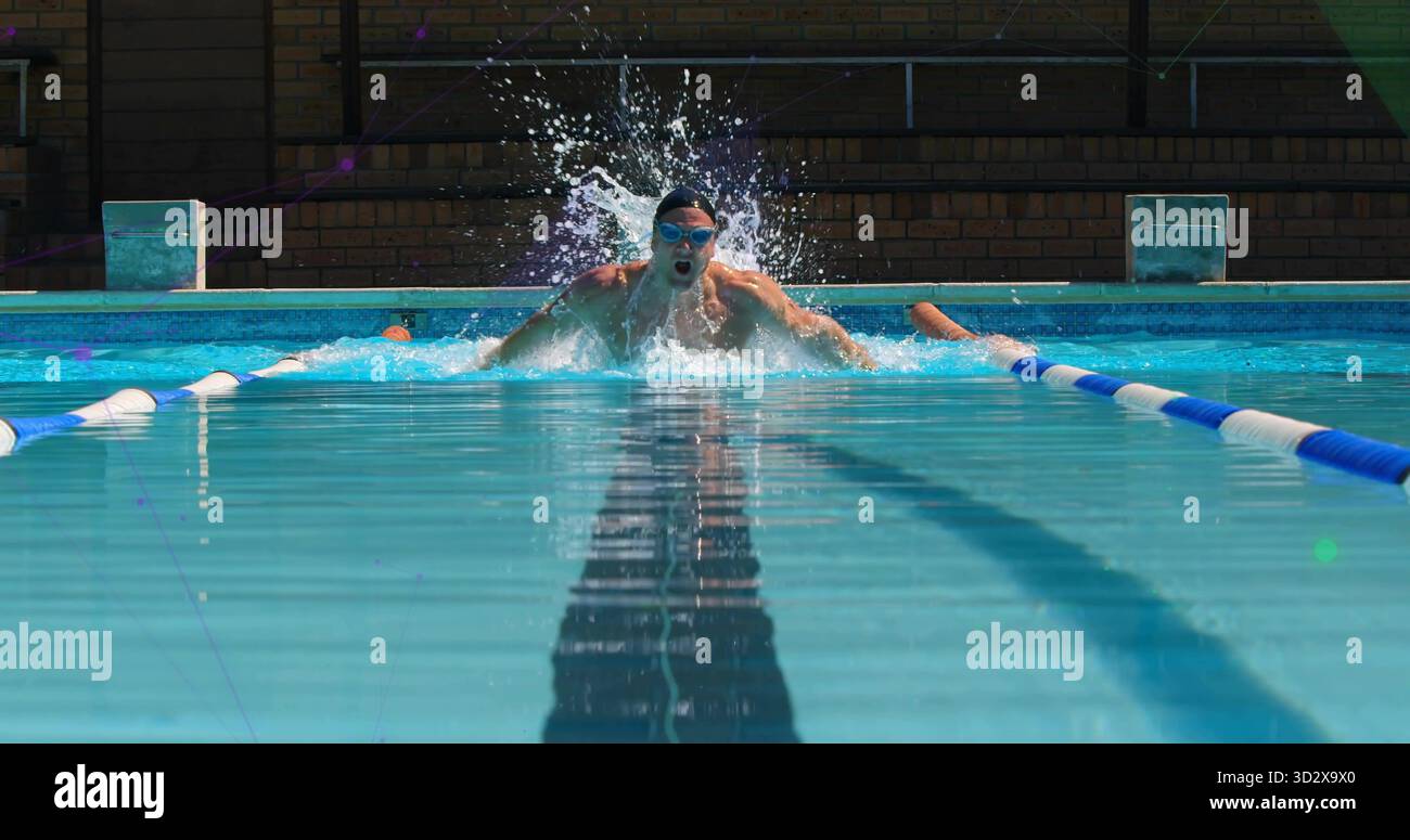 Faire brasse homme nageur portant bonnet de bain, lunettes glissant dans la piscine extérieure avec des cordes de voie Banque D'Images