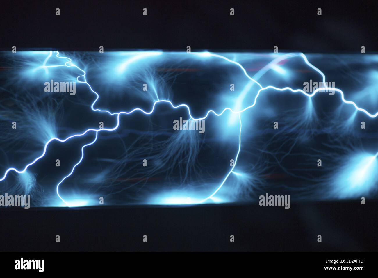 Éclair de décharge bleu de plasma sous gaz inerte Banque D'Images