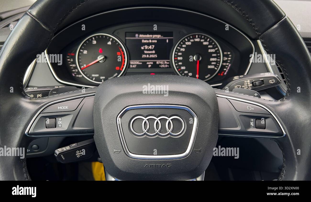 Vue du conducteur d'un tableau de bord Audi montrant le volant du tableau de bord et divers boutons de commande. Banque D'Images