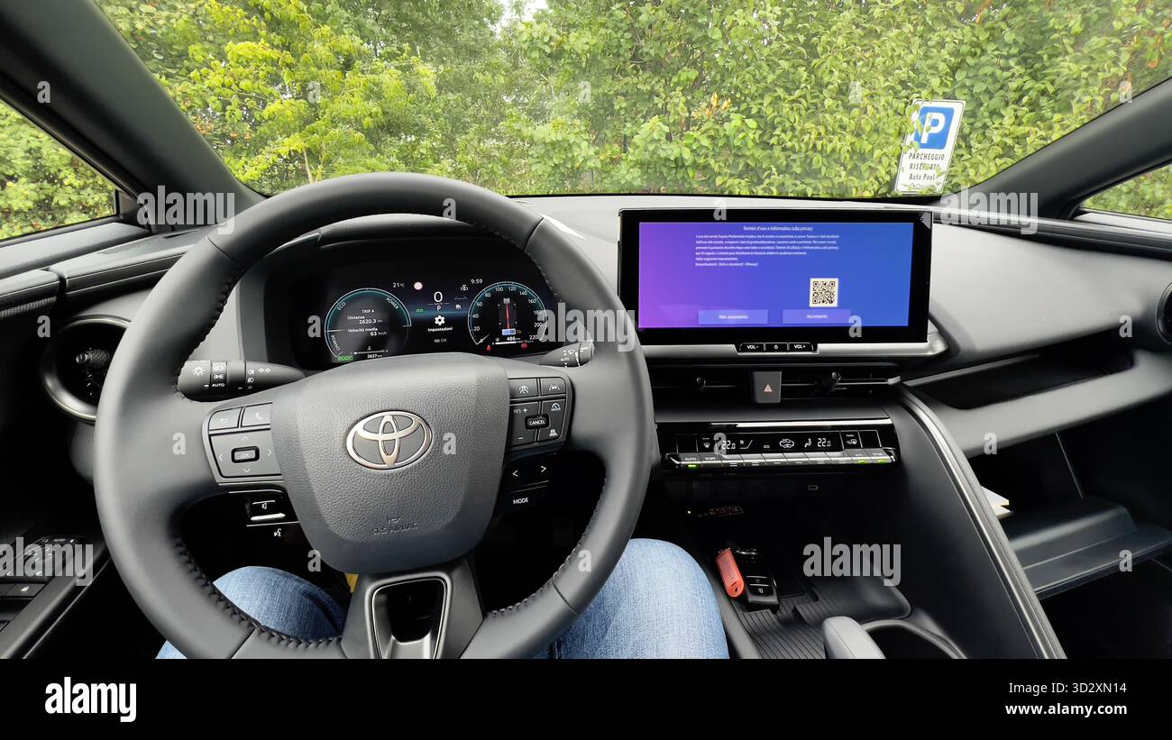 Une vue du conducteur d'un tableau de bord Toyota moderne montrant le volant et un grand écran GPS. Banque D'Images