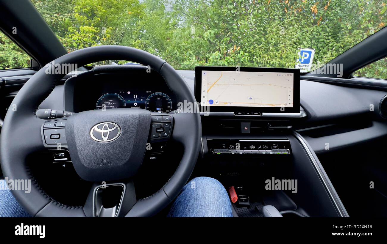 Une vue du conducteur d'un tableau de bord Toyota moderne montrant le volant et un grand écran GPS. Banque D'Images