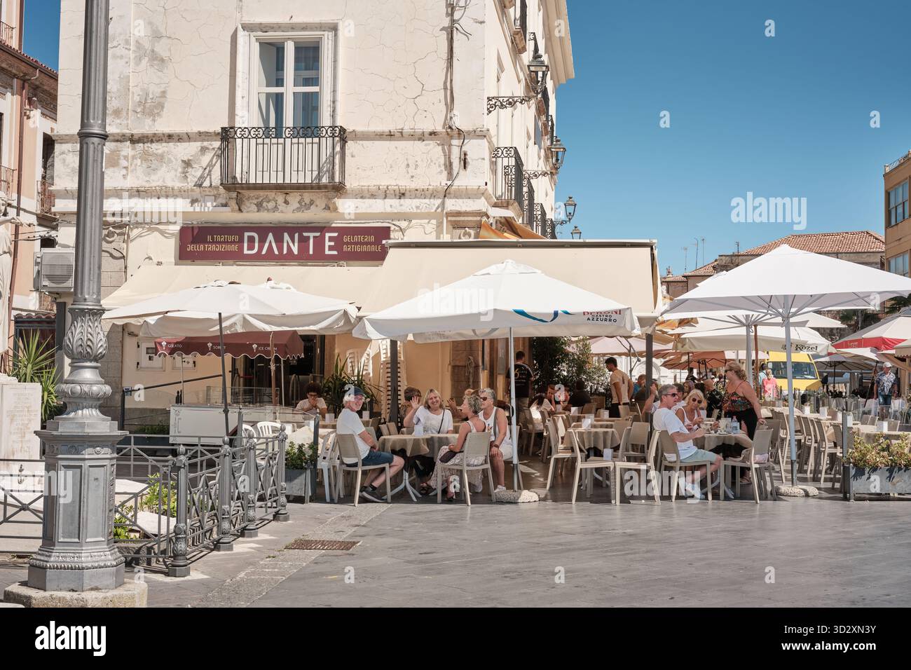 Pizzo, Italie â€“ 22 septembre 2025 : les gens apprécient des boissons et des desserts à Dante cafÃ© et gelateria sous parapluies dans le centre historique de Pizzo, Calabre, Italie. Banque D'Images