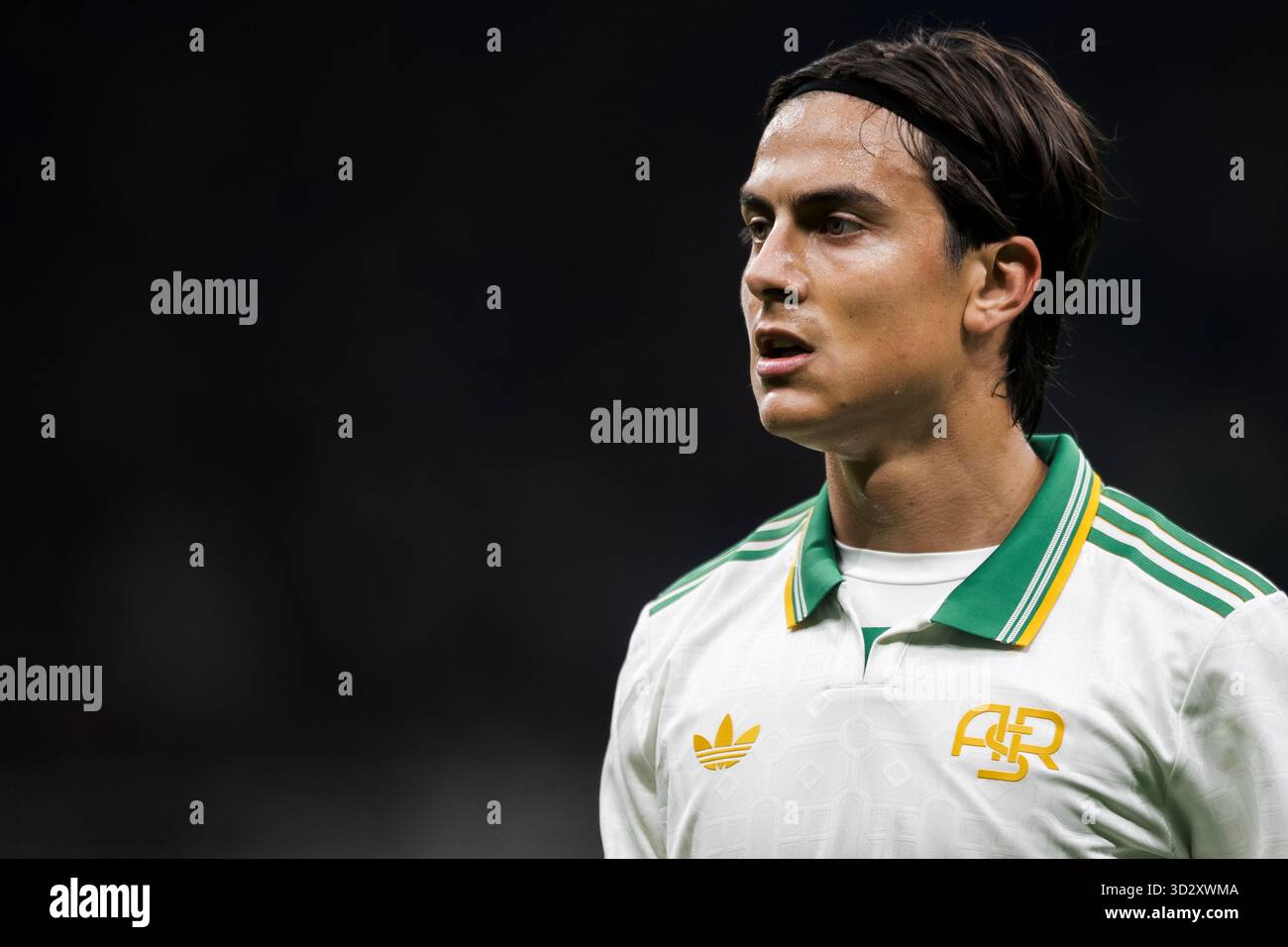 Paulo Dybala de l'AS Roma regarde pendant le match de football Serie A entre l'AC Milan et L'AS Roma. Banque D'Images