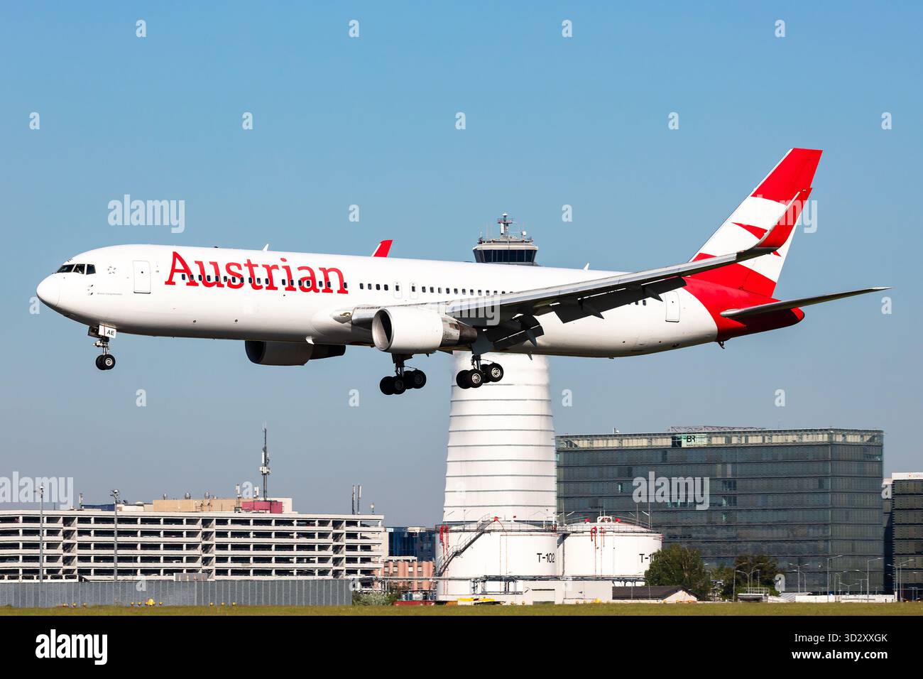 Vienne, Autriche - 2 mai 2025 : Boeing 767-300 d'Austrian Airlines à l'aéroport de Vienne. Aviation et aéronefs. Transport aérien et voyages. FL Banque D'Images