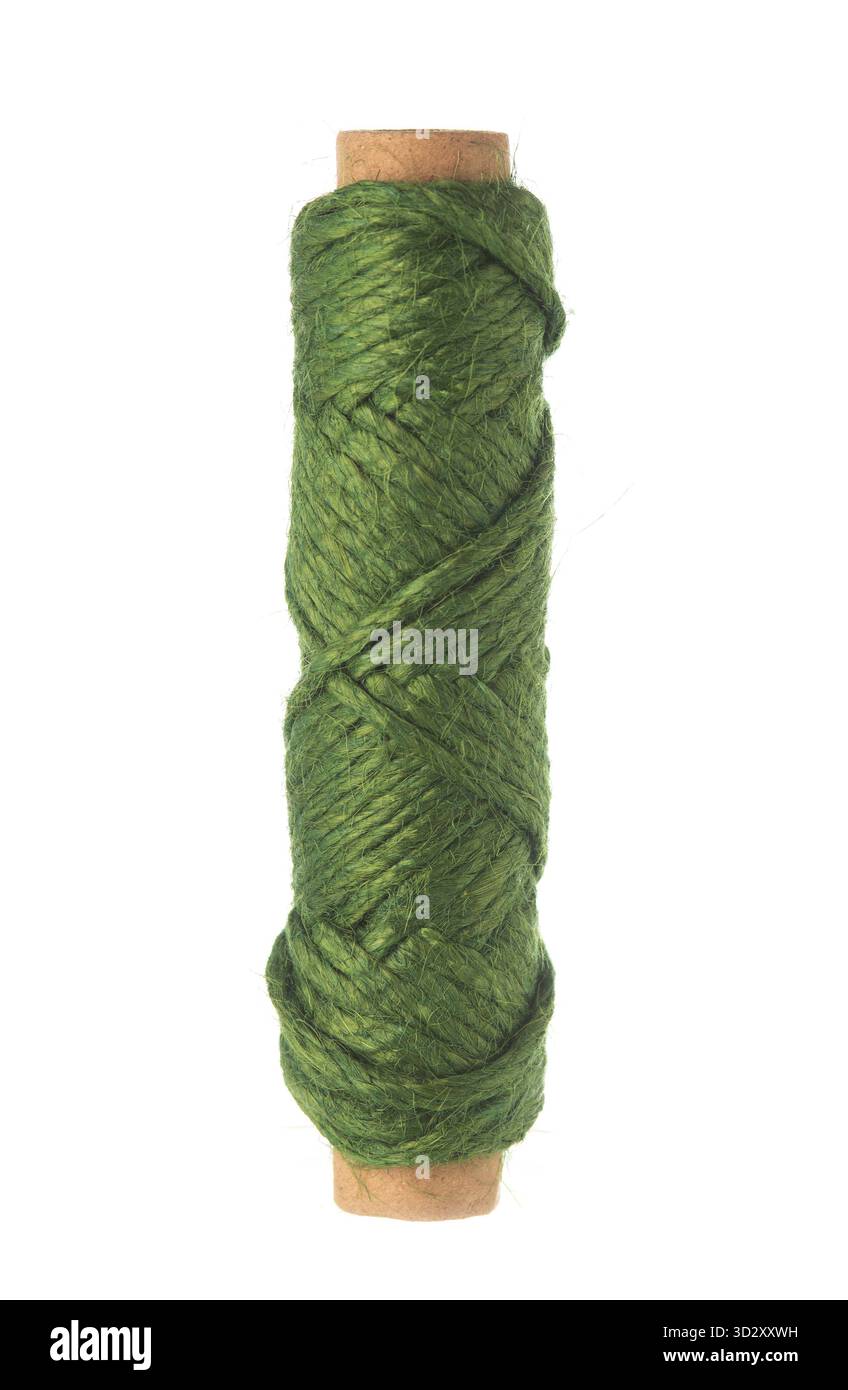 Ficelle de jute verte ou corde de fibre naturelle enroulée autour d'une bobine de bois sur un fond blanc, image verticale isolée Banque D'Images