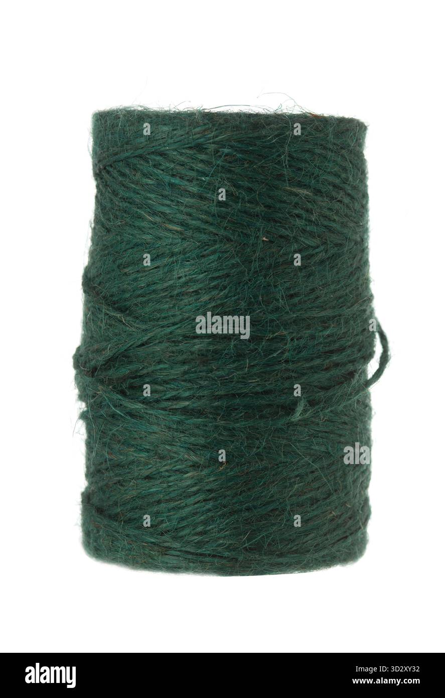 Ficelle ou fil de fibre naturelle vert foncé enroulé étroitement sur une bobine brune, isolé sur un fond blanc Uni Banque D'Images