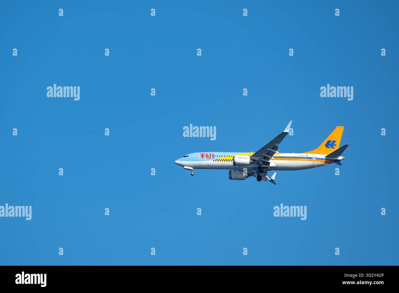 Rhodes, Grèce. Un TUI fly Deutschland Boeing 737 MAX 8 portant le numéro d-AMAH. L'avion est décoré d'une livrée commémorative spéciale. Banque D'Images