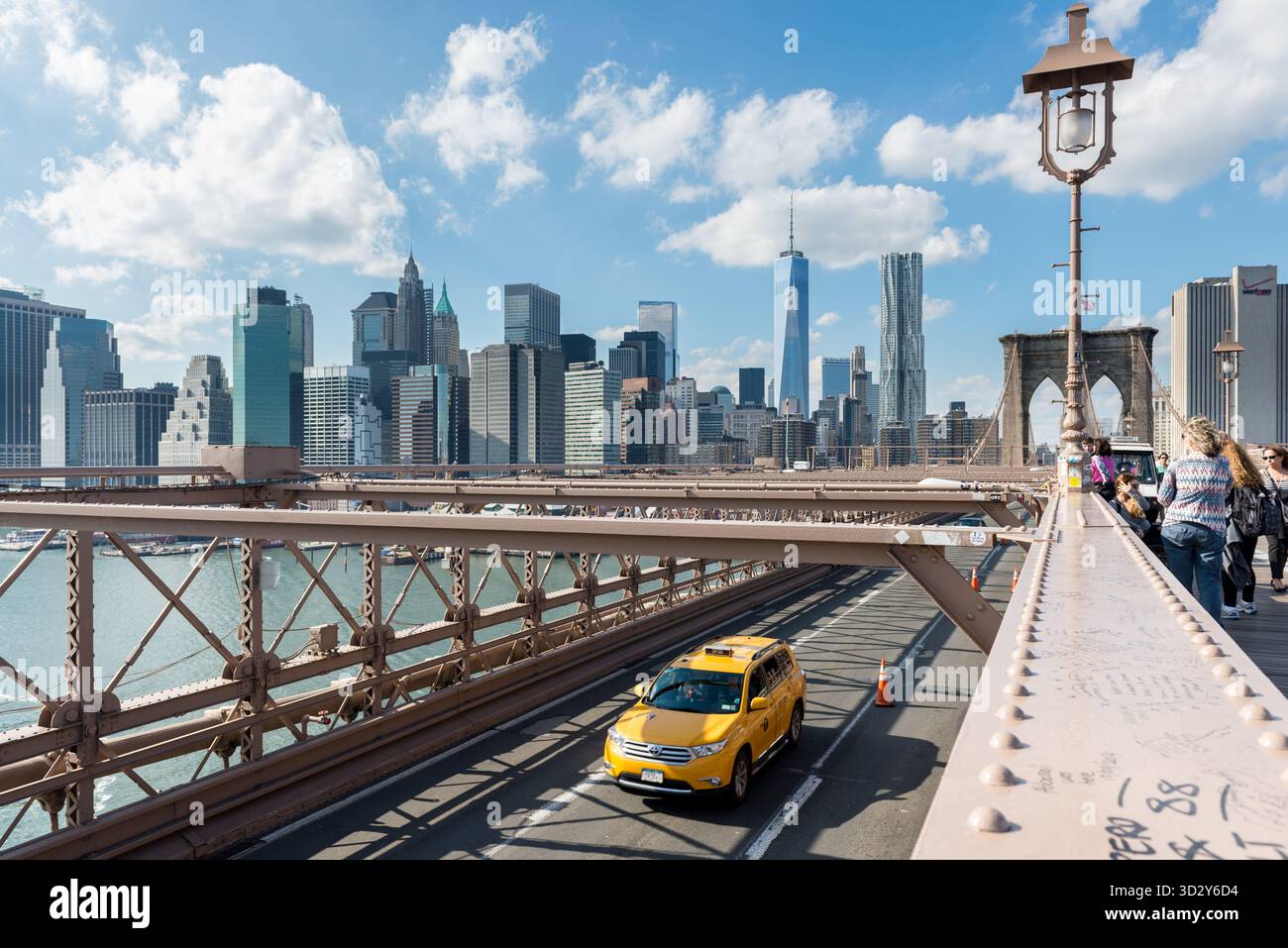 New York City, NY, États-Unis. 17 octobre 2014 : un taxi jaune survole l'emblématique pont de Brooklyn à New York. Banque D'Images