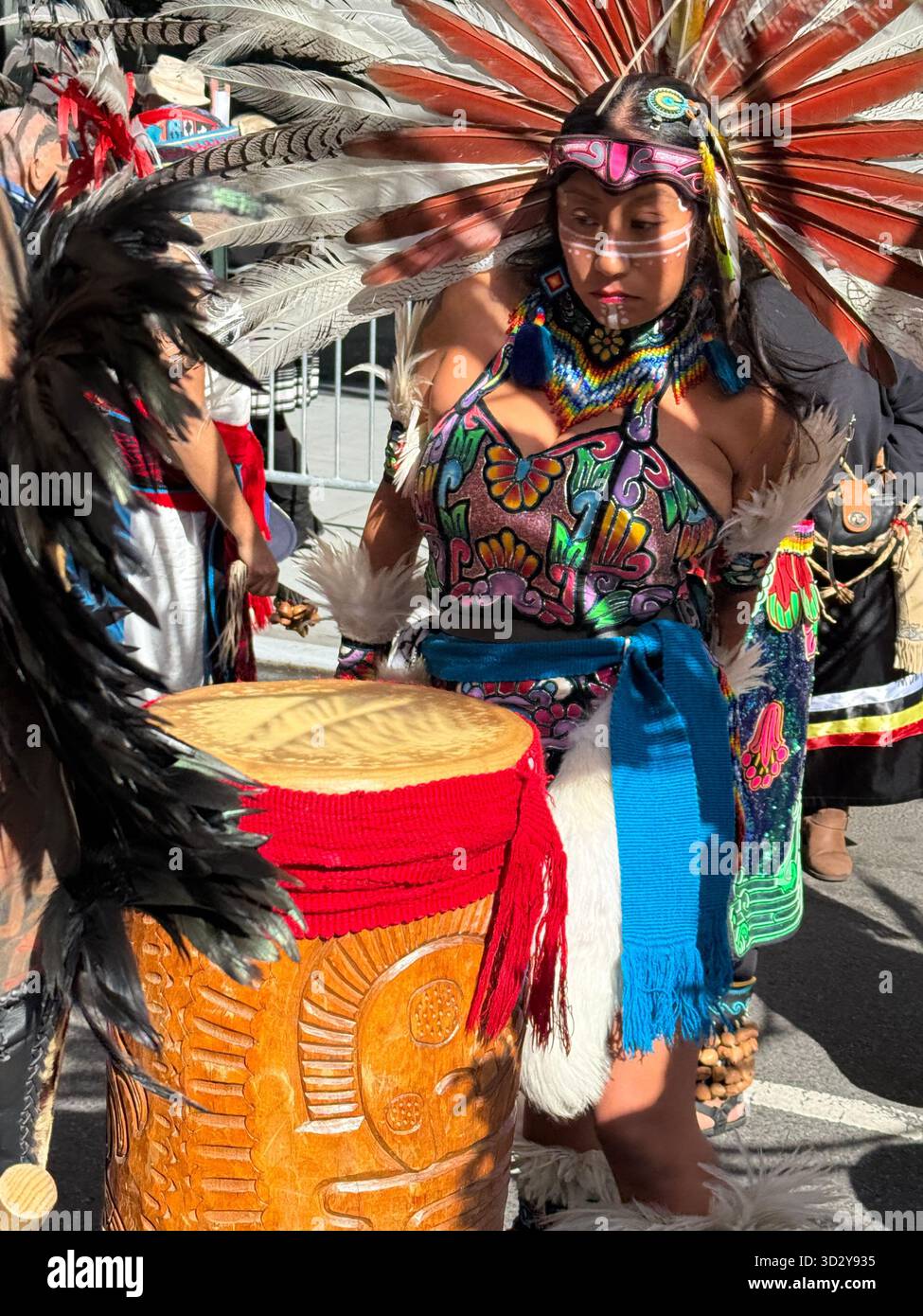 La 4e parade annuelle de la Journée des peuples autochtones à New York célèbre la force, la culture et les traditions des communautés autochtones et autochtones de toutes les Amériques. Banque D'Images