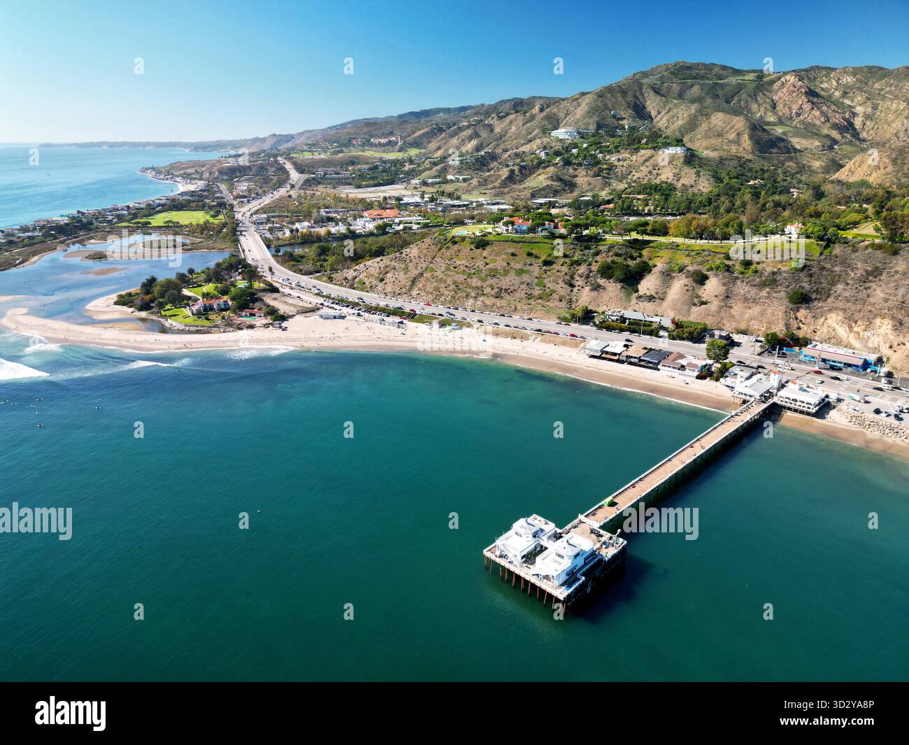 Vue aérienne de la jetée de Malibu et de la ville le long de la Pacific Coast Highway en Californie du Sud sous un ciel bleu Banque D'Images