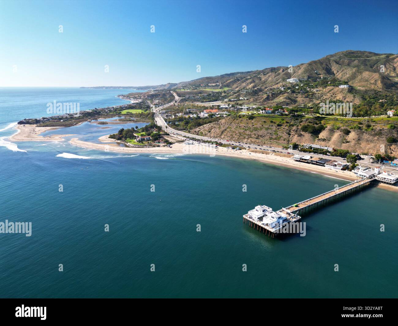 Vue aérienne de la jetée de Malibu et de la ville le long de la Pacific Coast Highway en Californie du Sud sous un ciel bleu Banque D'Images