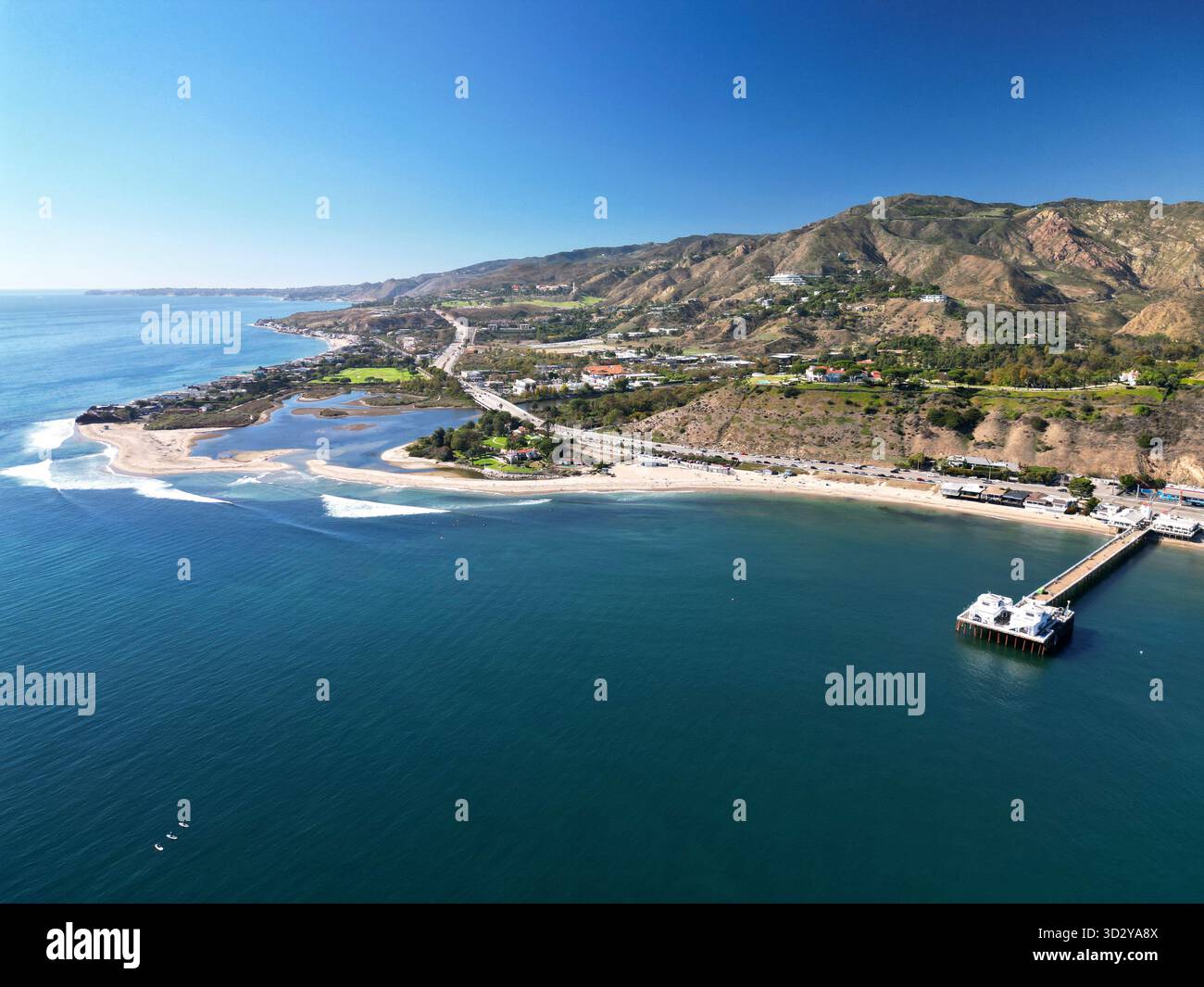 Vue aérienne de la jetée de Malibu et de la ville le long de la Pacific Coast Highway en Californie du Sud sous un ciel bleu Banque D'Images
