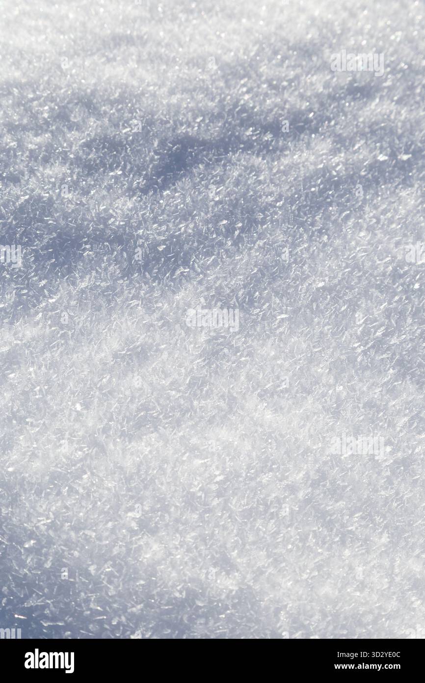 Gros plan de terres enneigées fraîches et lumineuses en hiver, vues d'en haut. Fond texturé plein cadre abstrait avec espace de copie. Vue de dessus. Banque D'Images