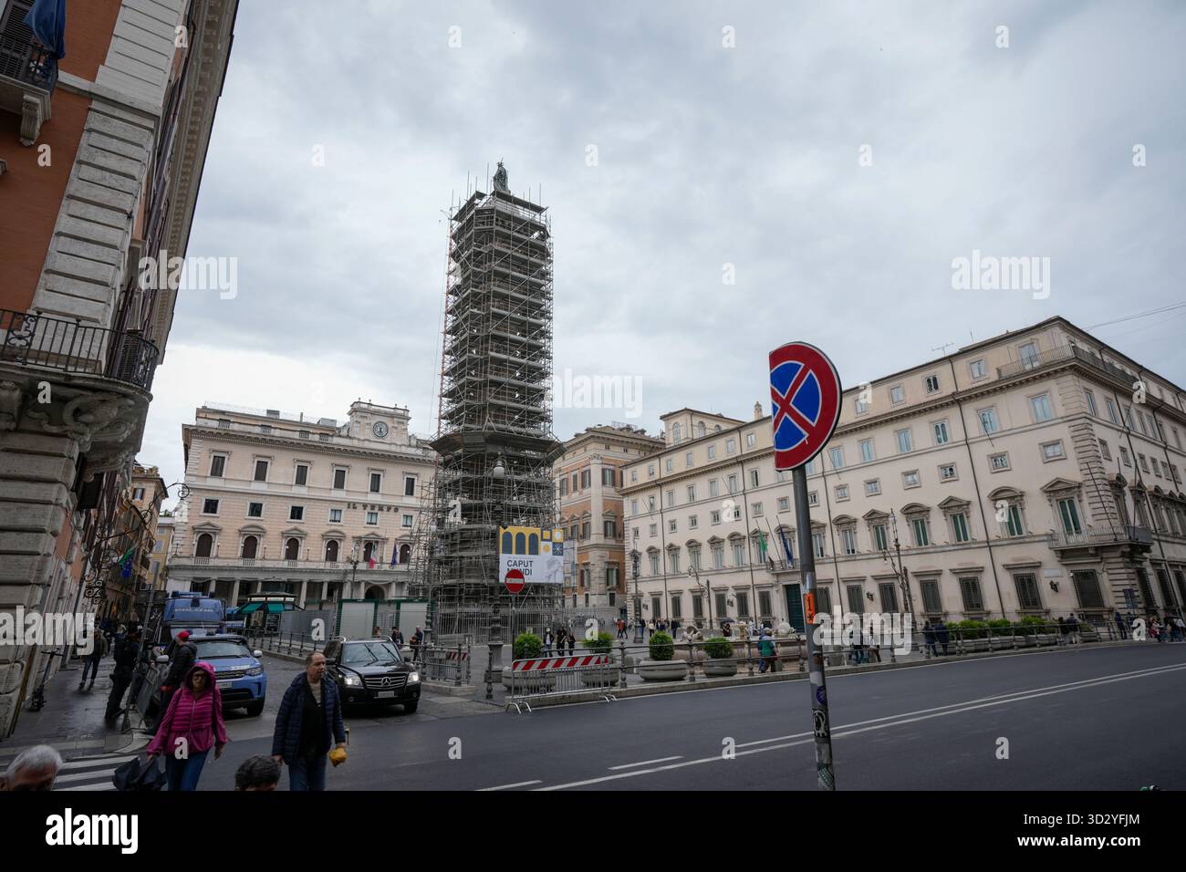 Un monument est vu en rénovation près du Forum Romanum dans ce dossier photo prise à Rome, Italie le 27 avril 2025. Un bâtiment à proximité, le presque 80 Banque D'Images