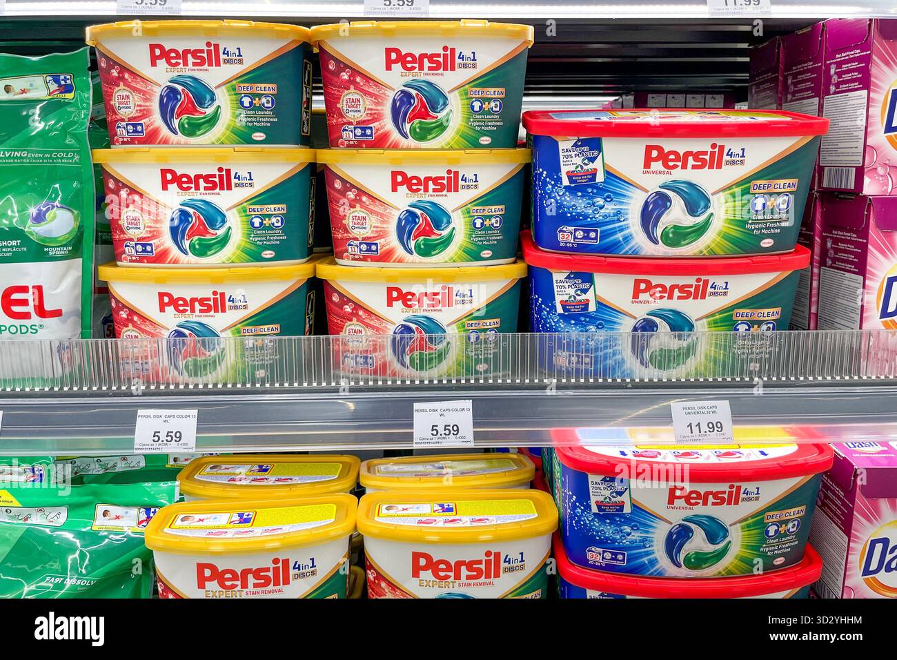Bar, Monténégro, 2 octobre 2025, poudre à laver persil dans le supermarché Banque D'Images