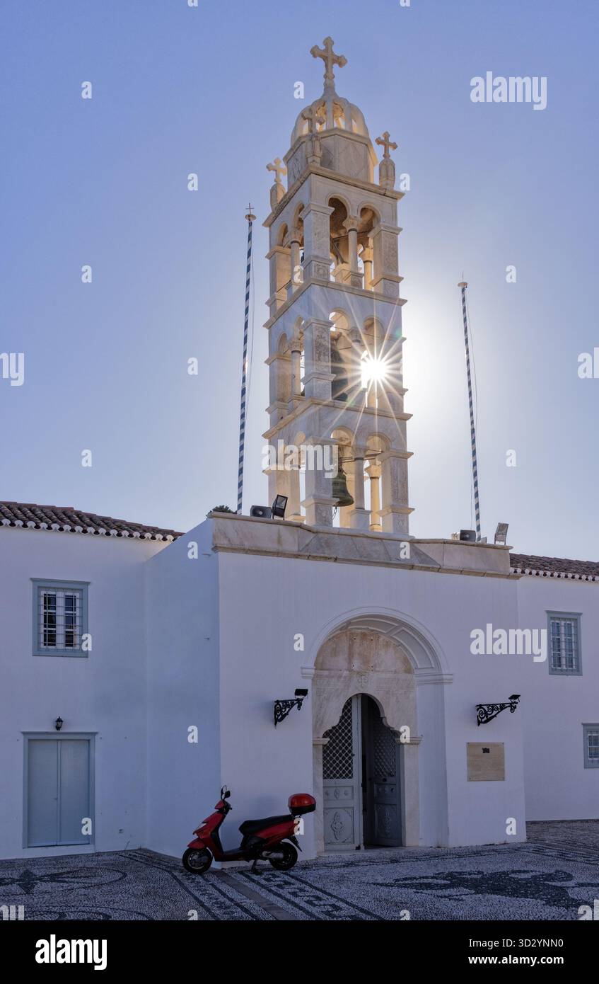 Spetses, Grèce ; le monastère église orthodoxe d'Agios Nikolaos, et le clocher ; Spetses, îles grecques, Grèce Banque D'Images