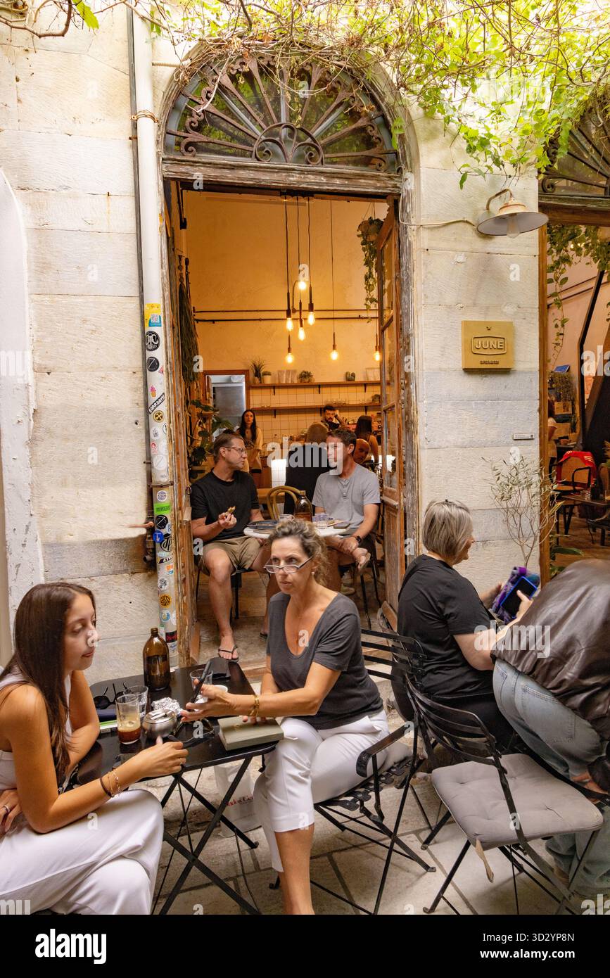 Restaurant des îles grecques - les gens assis dans un restaurant à Ermoiupoli, Syros ; îles des Cyclades, Grèce tourisme Banque D'Images
