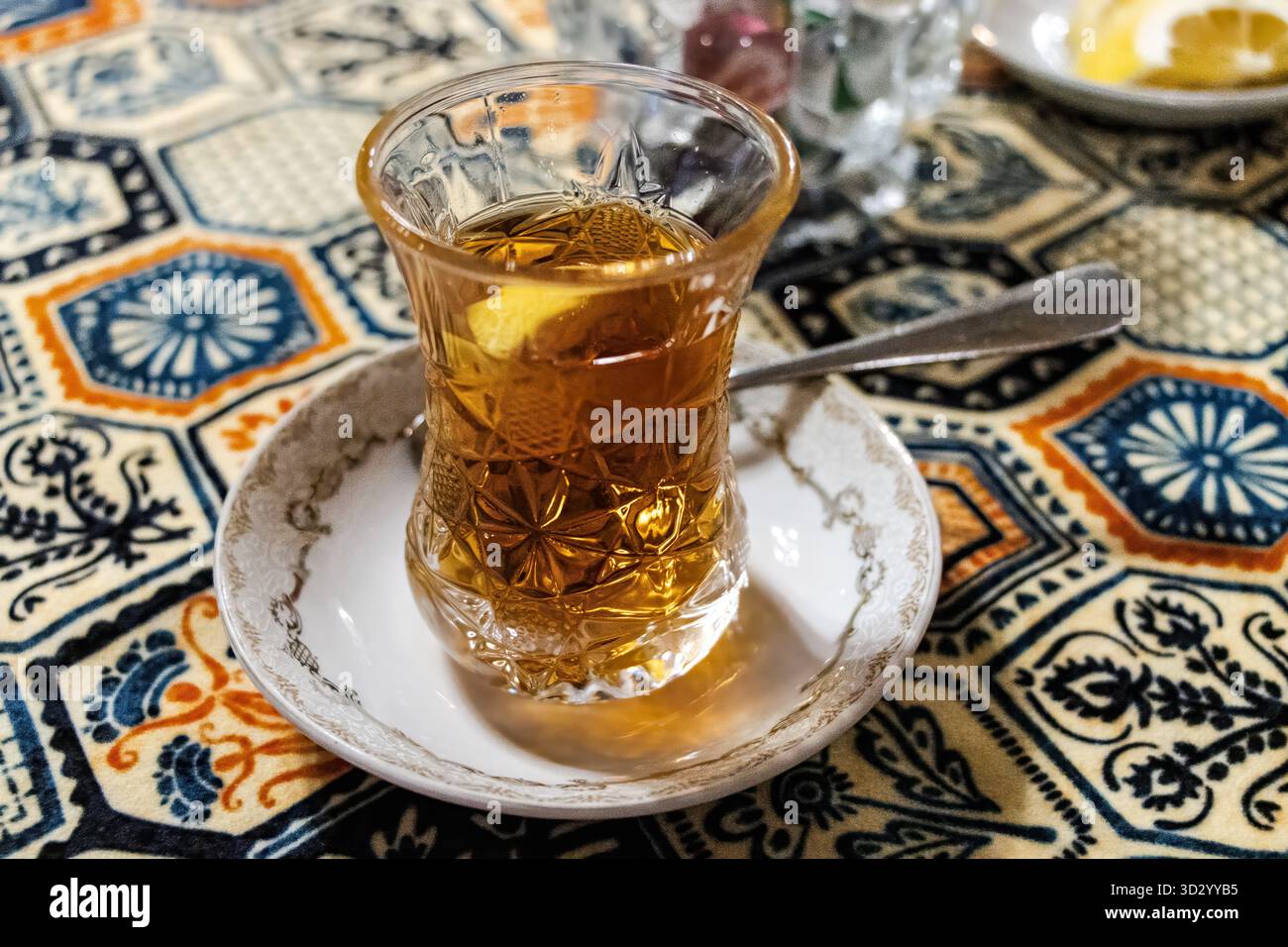 Bakou, Azerbaïdjan. Thé noir azerbaïdjanais dans un verre à thé armudu. Atmosphère de Bakou et traditions orientales. Cuisine orientale. Atmosphère chaleureuse dans le cauca Banque D'Images