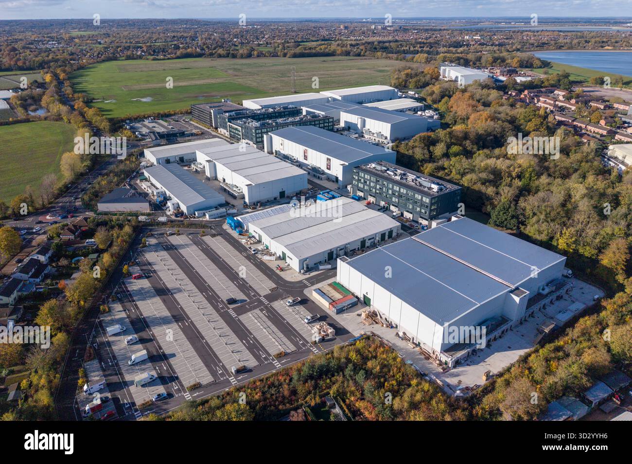 Vue aérienne d'une partie des studios Shepperton, Shepperton, Surrey, Royaume-Uni. (Nov 2025) par défaut Banque D'Images