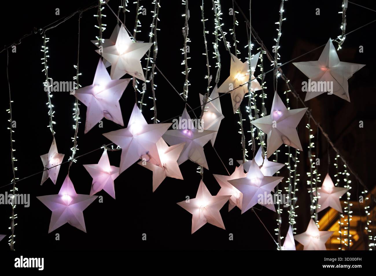 Londres, Royaume-Uni. 03 Nov, 2025. Les lumières de Noël d'Oxford Street ont été allumées avec le thème de Sky Full of Stars et soutenant la charité GOSH. Les stars forment une toile de fond festive pour Passing Traffic Credit : Paul Brown/Alamy Live News Banque D'Images