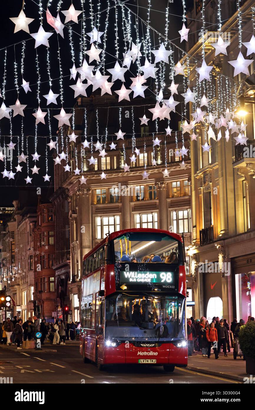 Londres, Royaume-Uni. 03 Nov, 2025. Les lumières de Noël d'Oxford Street ont été allumées avec le thème de Sky Full of Stars et soutenant la charité GOSH. Les stars forment une toile de fond festive pour Passing Traffic Credit : Paul Brown/Alamy Live News Banque D'Images
