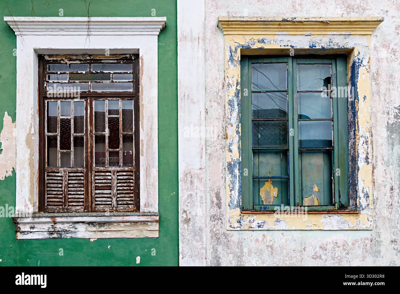 Fenêtres dans les maisons adjacentes avec peinture décolorée, Iguape, Brésil Banque D'Images