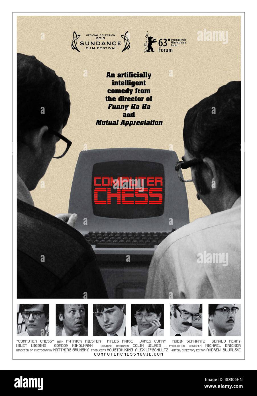Computer Chess (2013) réalisé par Andrew Bujalski et mettant en vedette Patrick Riester, Robin Schwartz et Gerald Peary. Un groupe de programmeurs informatiques concourent à un tournoi d'échecs des années 1980, explorant les bizarreries de la technologie et de la connexion humaine. Affiche AMÉRICAINE À une feuille POUR USAGE ÉDITORIAL UNIQUEMENT. Crédit : BFA / Kino Lorber Banque D'Images