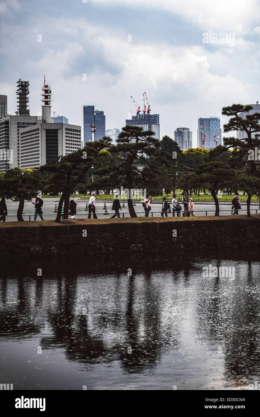 Photographie architecturale fine-art capturant l'horizon de Tokyo, la géométrie moderne et le design minimaliste, mettant en valeur l'innovation et la beauté urbaine. Banque D'Images