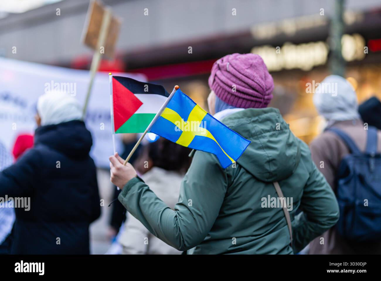 STOCKHOLM, SUÈDE – 1er NOVEMBRE 2025 : manifestation pro-palestinienne dans le centre de Stockholm. Les participants ont défilé depuis Odenplan portant diverses bannières, Banque D'Images
