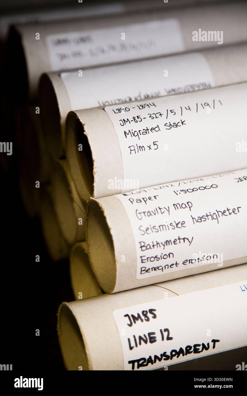 Tubes contenant des cartes norvégiennes de la région de Dreki. Autorité nationale de l'énergie (NEA) à Reykjavik, Islande. La zone Dreki est un potentiel sous-marin o Banque D'Images