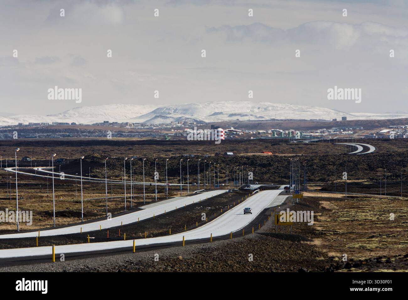 Voiture en route de l'aéroport de Keflavik à Hafnarfjordur. Vu de la péninsule du Sud (Reykjanes), Islande. Banque D'Images