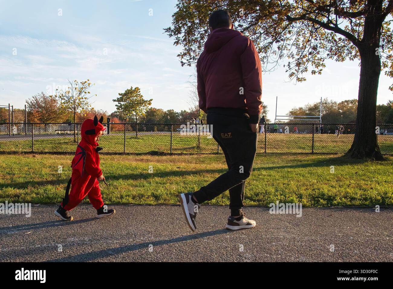 Papa et son fils en bas âge en sortie. Dans Juniper Valley Park Banque D'Images