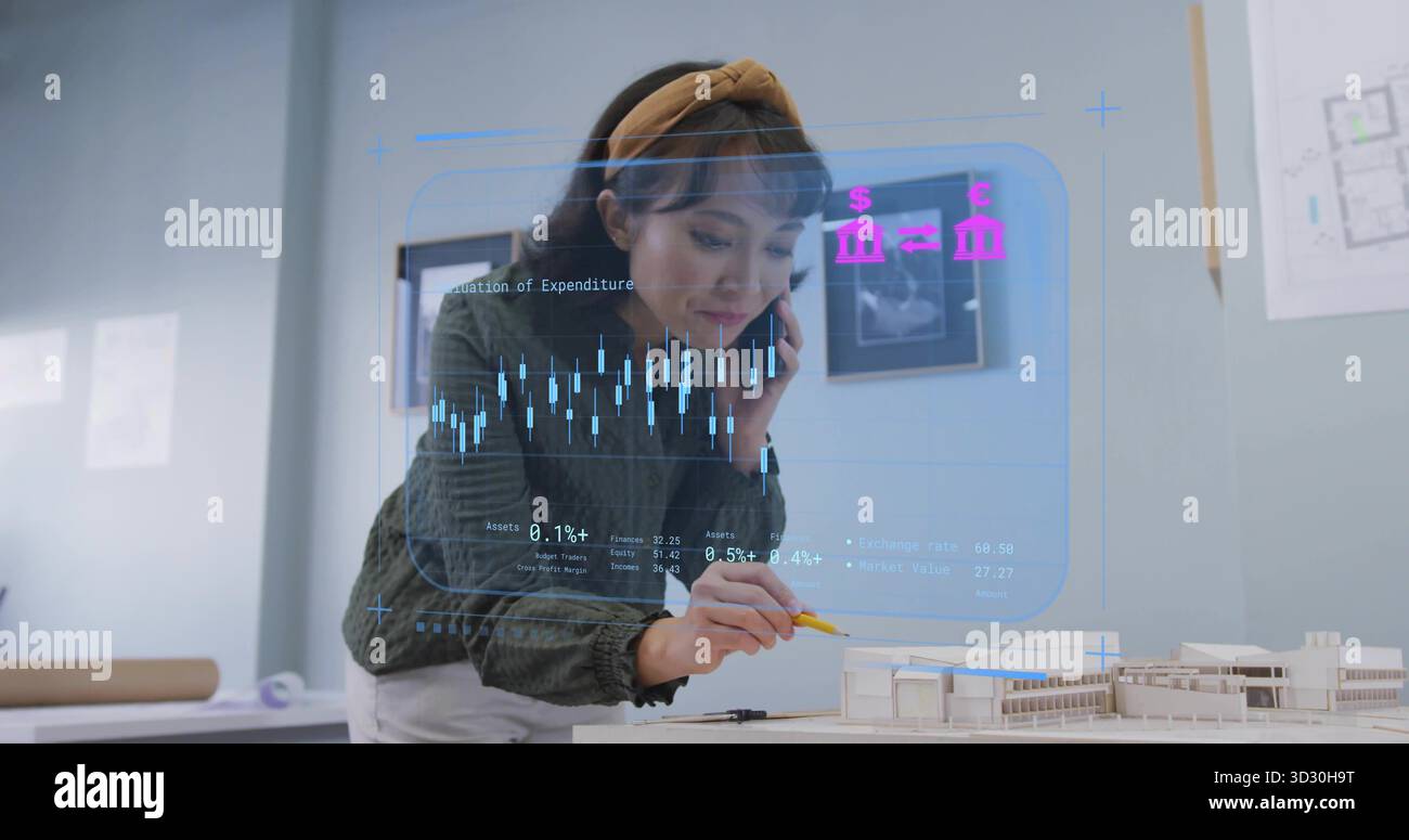 Architecte penchant appelant smartphone tout en pointant le modèle au studio de design, avec tableau des dépenses Banque D'Images
