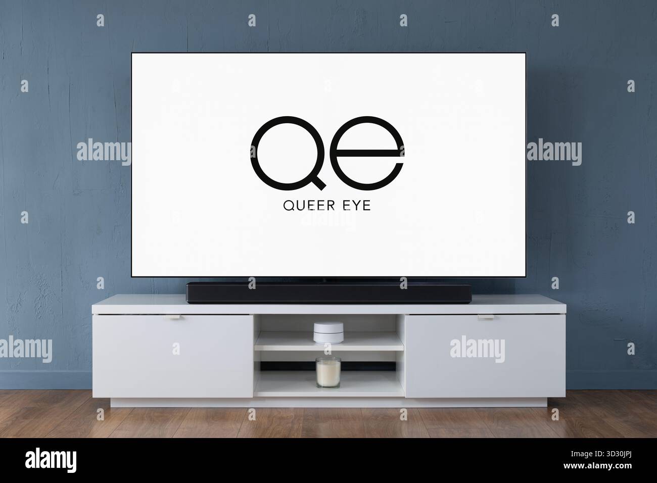 Un téléviseur OLED grand écran montrant la scène d'introduction de la série télévisée Queer Eye, vue dans un salon contemporain. Banque D'Images