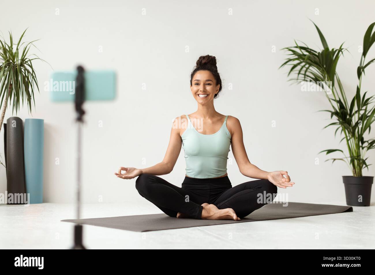 Belle jeune femme streaming Yoga Lesson de la maison pour la classe de méditation en ligne Banque D'Images