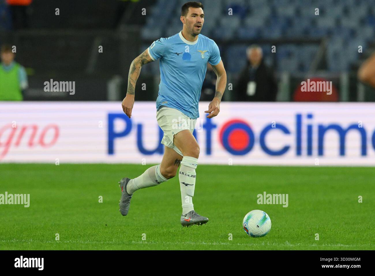 Rome, Italie. 3 novembre 2025, stade Olimpico, Rome, Italie ; Serie A Enilive Football match ; Lazio contre Cagliari ; Alessio Romagnoli de SS Lazio court avec le ballon crédit : Roberto Ramaccia/Alamy Live News Banque D'Images