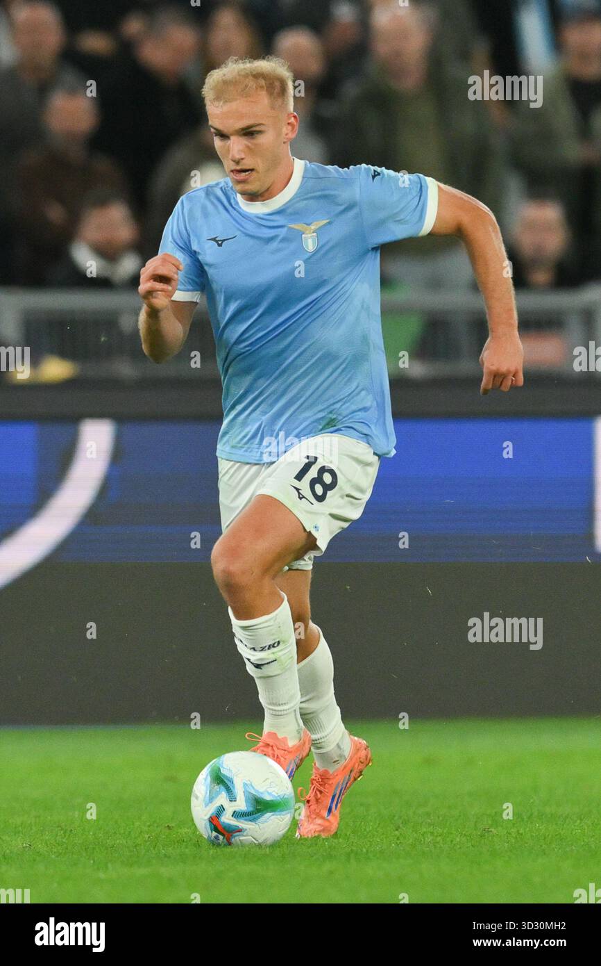 Rome, Italie. 3 novembre 2025, stade Olimpico, Rome, Italie ; Serie A Enilive Football match ; Lazio contre Cagliari ; Gustav Isaksen de SS Lazio court avec le ballon crédit : Roberto Ramaccia/Alamy Live News Banque D'Images