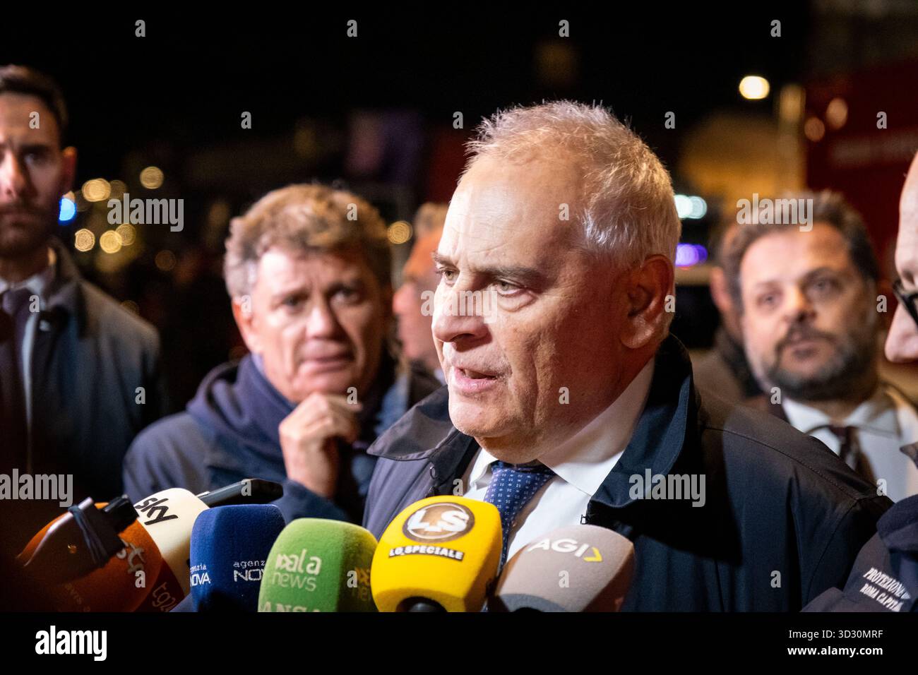 Rome, RM, Italie. 3 novembre 2025. Suite à l'effondrement d'une partie de la Torre dei Conti médiévale, près du Colisée, un restaurateur est piégé à l'intérieur du bâtiment par les décombres. LAMBERTO GIANNINI (préfet de Rome) parle à la presse pendant les opérations de sauvetage. (Crédit image : © Marco Di Gianvito/ZUMA Press Wire) USAGE ÉDITORIAL SEULEMENT ! Non destiné à UN USAGE commercial ! Crédit : ZUMA Press, Inc/Alamy Live News Banque D'Images