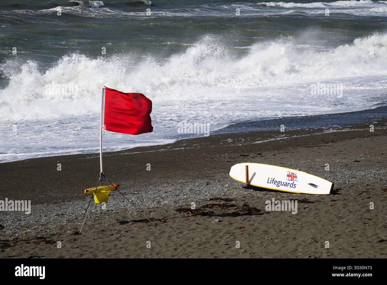 Aberystwyth, pays de Galles, Royaume-Uni - 1er septembre 2025 ; les sauveteurs de la RNLI signent sur une planche de surf avec Red flad pendant l'alerte de tempête Banque D'Images