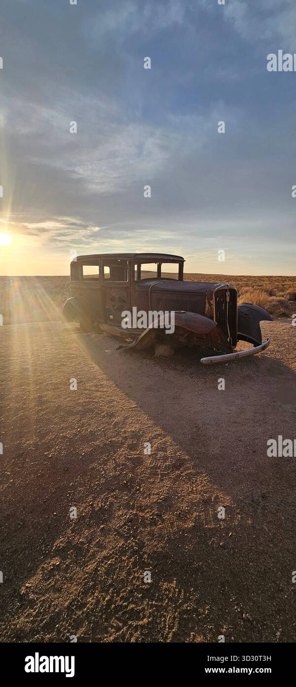 Classic 1932 Studebaker Ruins par la route 66 près de Petrified Forest NP pendant le coucher du soleil Banque D'Images