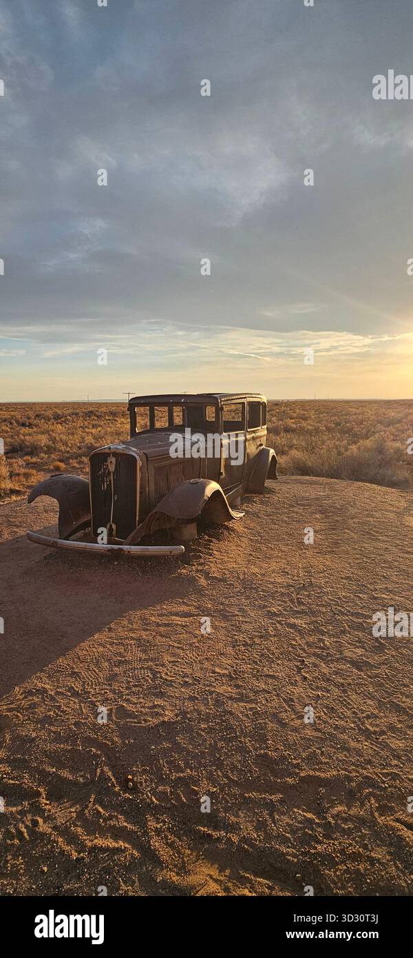 Vintage Studebaker 1932 voiture rouillée sur l'historique route 66 dans le désert de l'Arizona Banque D'Images
