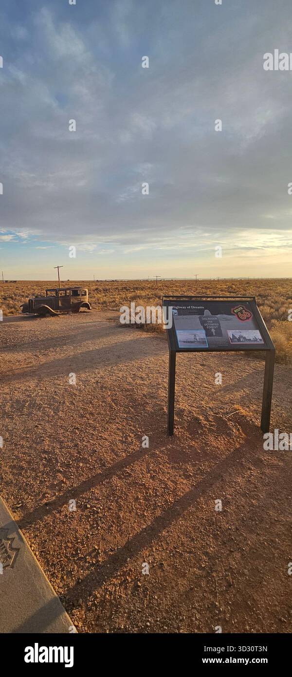 Vieux Studebaker rouillé épave le long de la légendaire route 66 en Arizona Banque D'Images