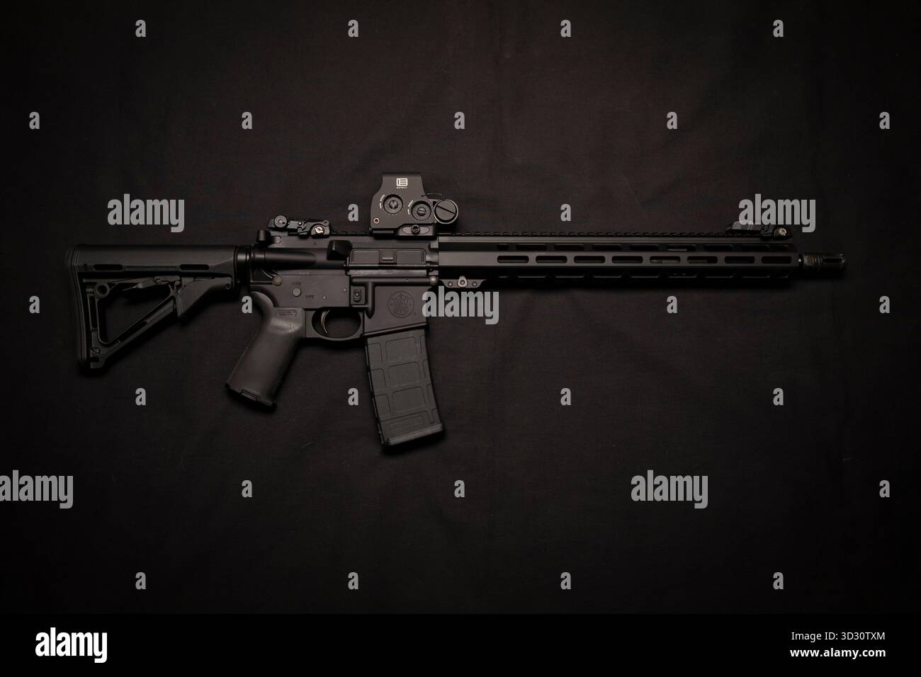 Fusil Smith et Wesson M&P 15 Sport III AR style avec viseur Eotech Banque D'Images
