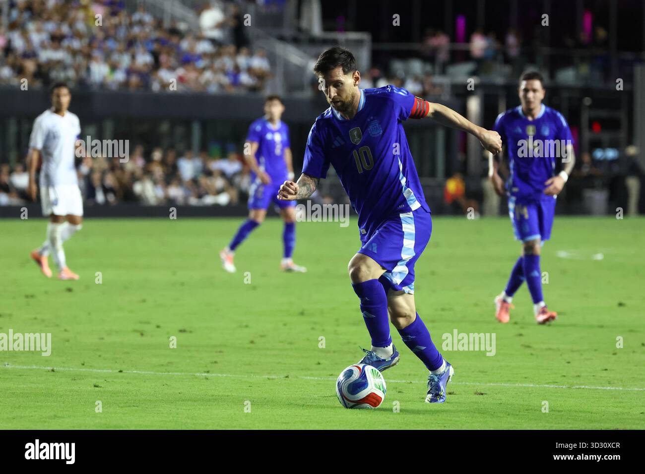 FORT LAUDERDALE, FL - OCTOBER 14: Argentina forward Lionel Messi (10) attacks with the ball during the international friendly soccer match between Argentina and Puerto Rico on Tuesday, October 14, 2025 at Chase Stadium in Fort Lauderdale, FL (Photo by Peter Joneleit/Icon Sportswire) (Icon Sportswire via AP Images) Banque D'Images