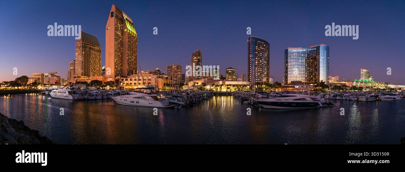 Vue panoramique de San Diego, CA skyline depuis la marina après le coucher du soleil Banque D'Images