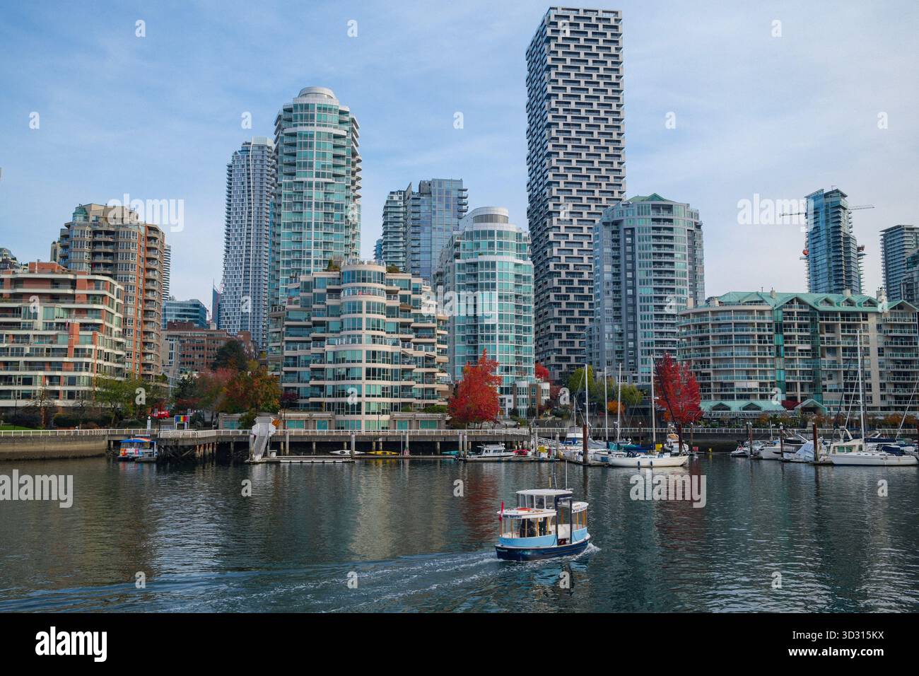 Centre-ville de Vancouver, Colombie-Britannique avec un ferry de False Creek voyageant à l'avant-garde. Banque D'Images