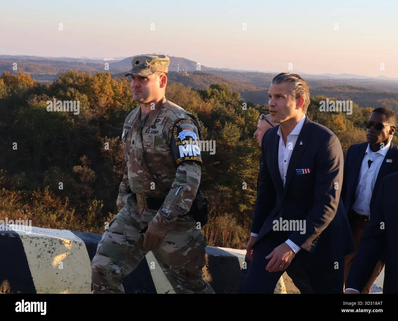 Le secrétaire à la Guerre Pete Hegseth (à droite) entre au poste d'observation Ouellette dans la zone démilitarisée coréenne Nov. 3. Le poste d'observation se trouve à moins de 25 mètres de la ligne de démarcation militaire qui sépare la Corée du Nord et la Corée du Sud. Banque D'Images